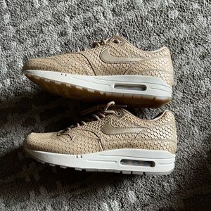Gold scale nike air max - women’s 8.5